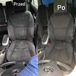 Porównanie: Fotel samochodowy z tapicerką 'przed' - widoczne plamy i zabrudzenia, oraz 'po' - czysty i odświeżony, widok zza kierownicy.