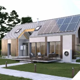 Nowoczesny dom jednorodzinny z panelami słonecznymi na dachu i pompą ciepła na zewnątrz, widok z ogrodu z meblami wypoczynkowymi na tarasie.