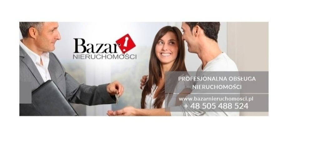 Mężczyzna w garniturze wręcza klucze uśmiechniętej parze, w tle logo firmy nieruchomości i dane kontaktowe.