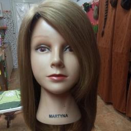 Precyzyjnie wykonana peruka z długich włosów naturalnych, w kolorze jasnego brązu.

Peruka wykonana z ludzkich włosów. Długość do ramion. Daje najlepsze możliwości naturalnego wzrostu i stylizacji włosów. Można ją nosić z prostymi włosami, kręconymi lub fa