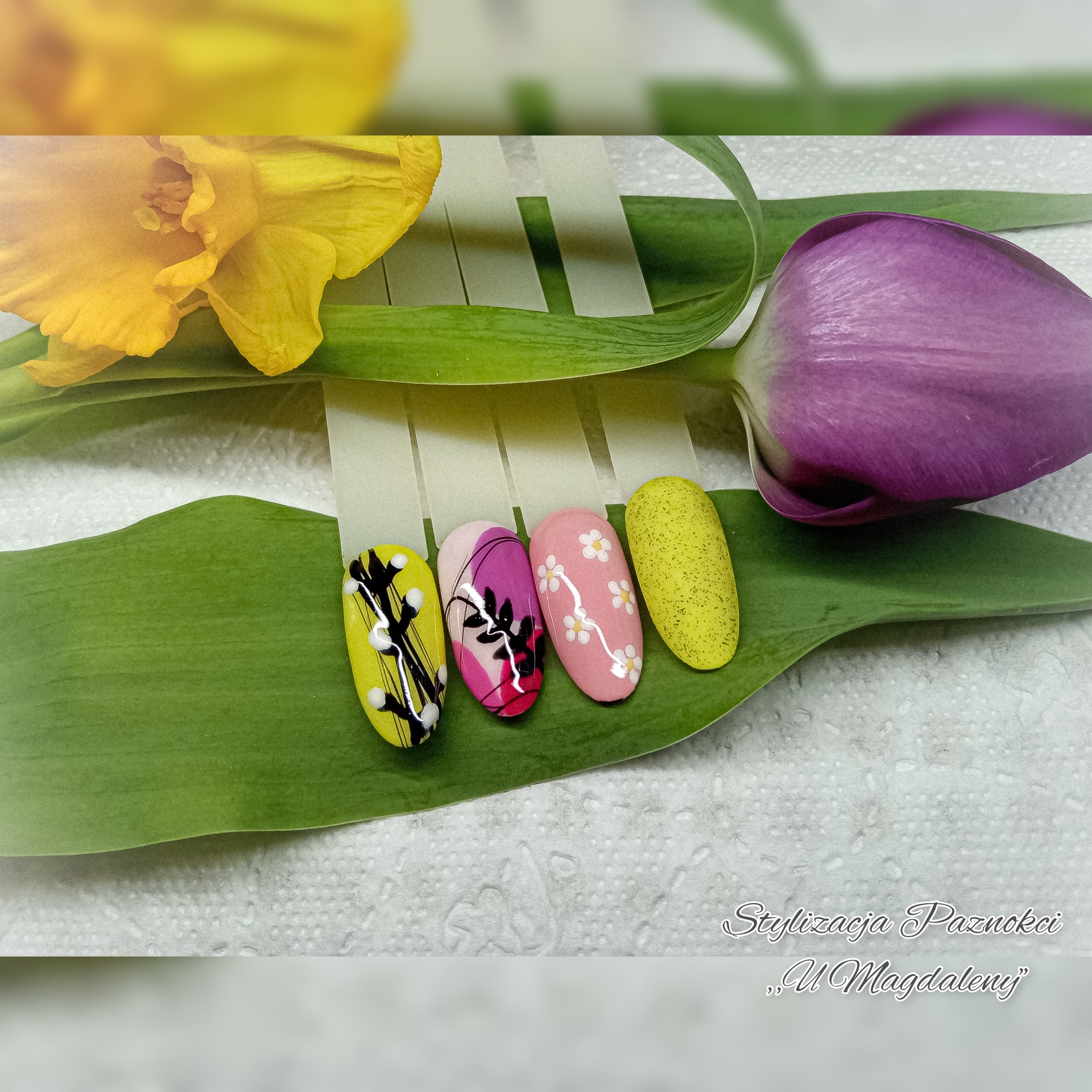 Cztery tipsy z różnymi wzorami: żółty z czarnymi gałązkami i białymi kropkami, różowy z czarnymi liśćmi i różowymi akcentami, bladoróżowy z białymi kwiatkami oraz żółty z drobnymi plamkami, ułożone...