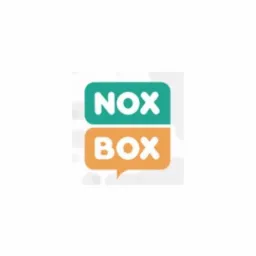 Logo firmy NOX BOX, składające się z dwóch zaokrąglonych prostokątów: górny zielony z napisem NOX, dolny pomarańczowy z napisem BOX, całość przypomina dymek czatu.