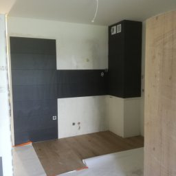 Wykonanie okładziny ściennej pod zabudowę kuchenną.