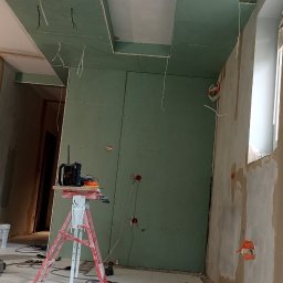 Remshark Budownictwo - Ścianka z płyt G-K wraz z sufitem podwieszanym z półkami na oświetlenie LED i karnisz - w trakcie remontu.