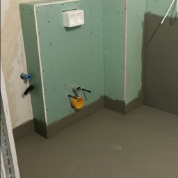 Remshark Budownictwo - Zabudowa stelaża podtynkowego do WC wraz z wykonaną hydroizolacją w łazience.