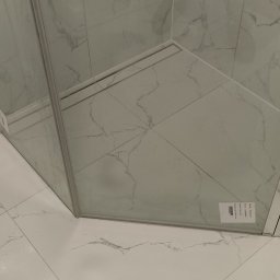 Odpływ liniowy pod kabinę prysznicową