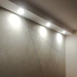 Efekt betonu dekoracyjnego z zabudową LED i halogenami