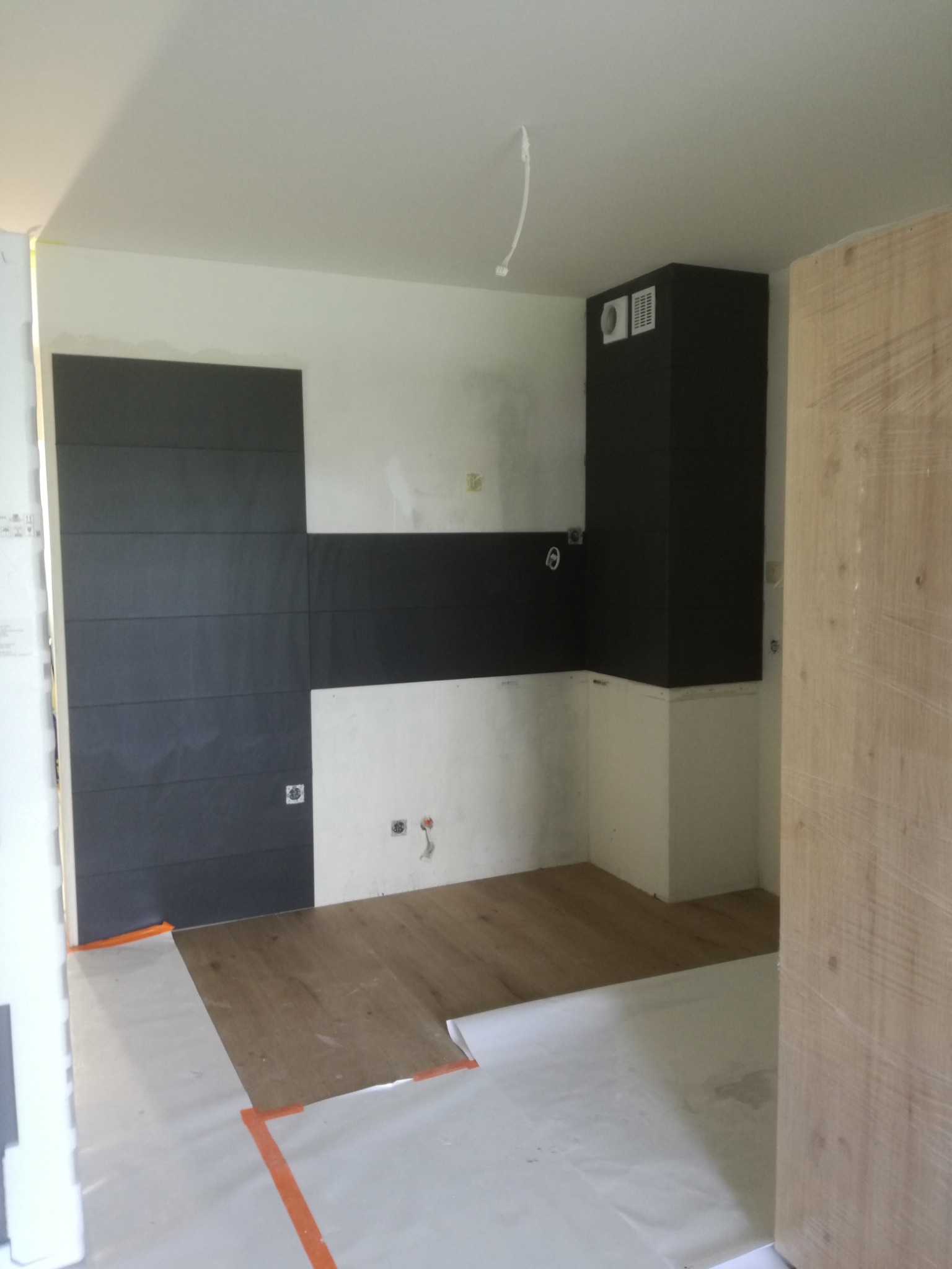 Wykonanie okładziny ściennej pod zabudowę kuchenną.