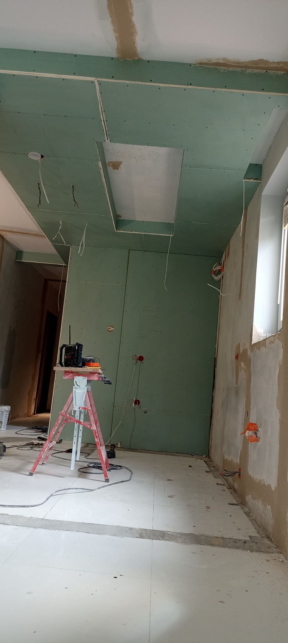 Ścianka z płyt G-K wraz z sufitem podwieszanym z półkami na oświetlenie LED i karnisz - w trakcie remontu.