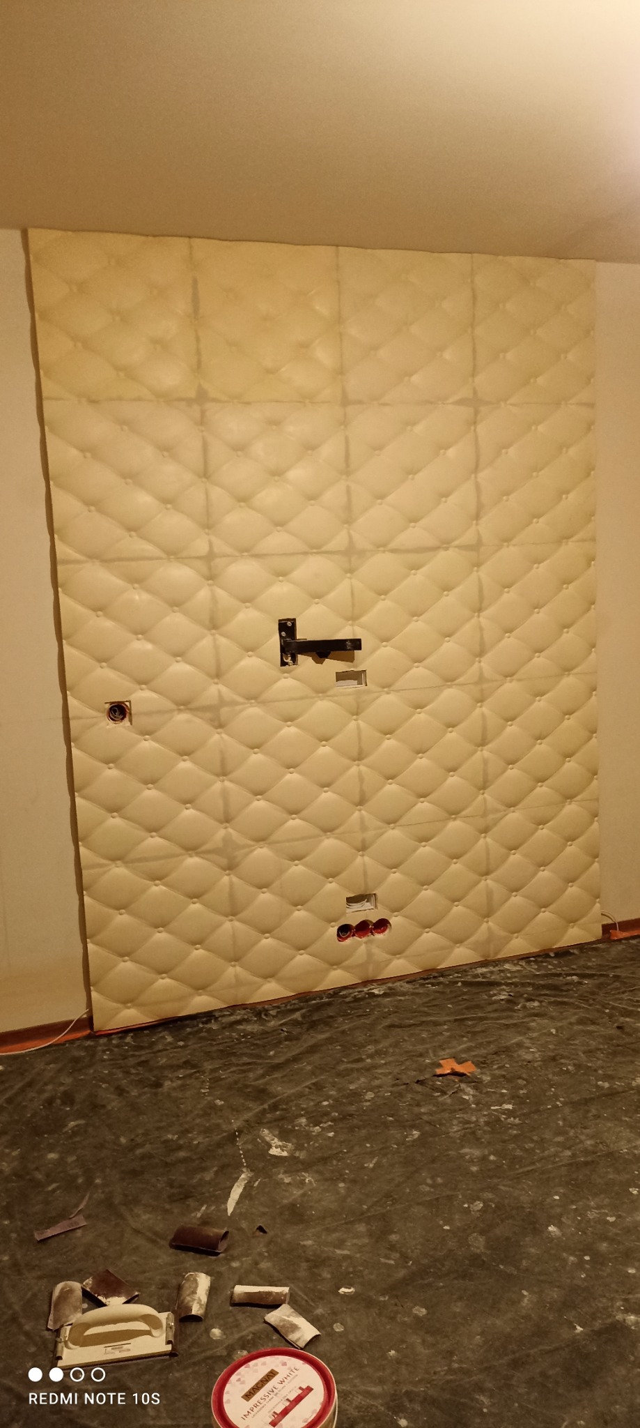 Szlifowanie i wygładzanie paneli dekoracyjnych 3D ze zdjęcia profilowego.