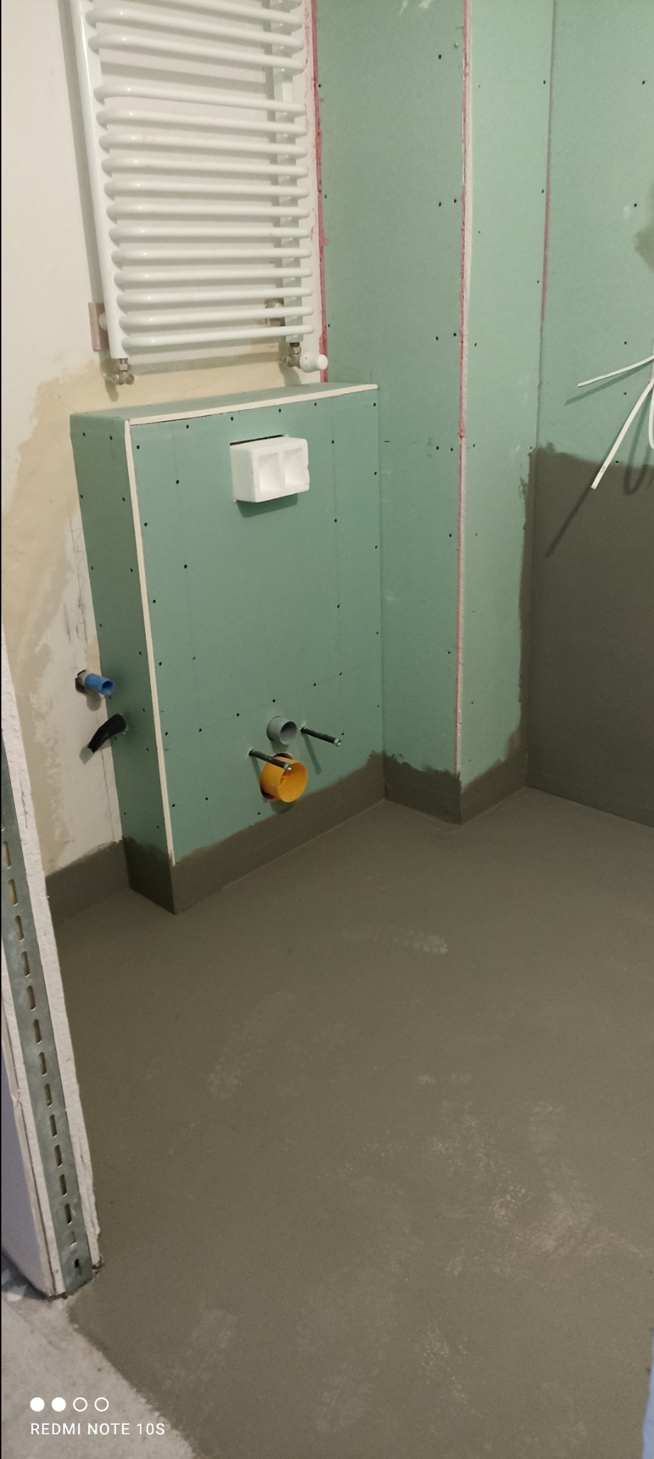 Zabudowa stelaża podtynkowego do WC wraz z wykonaną hydroizolacją w łazience.