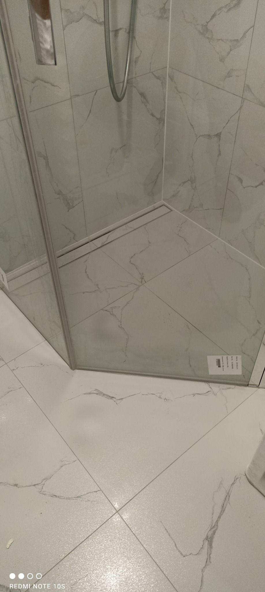 Odpływ liniowy pod kabinę prysznicową