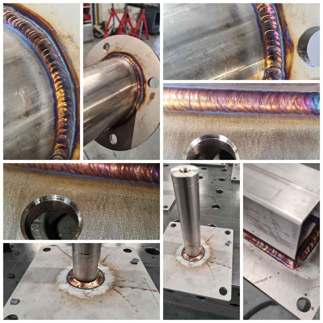 Zestawienie zbliżeń na spawy TIG na różnych elementach ze stali nierdzewnej, widoczne charakterystyczne przebarwienia termiczne, spawane rury i profile na stole spawalniczym.