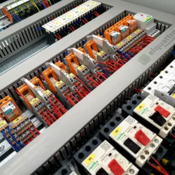 Wnętrze rozdzielnicy elektrycznej z modułami przekaźnikowymi, bezpiecznikami i okablowaniem, widoczne elementy Schneider Electric i Phoenix Contact, etykiety z oznaczeniami K1-K13 i Q2-Q4.