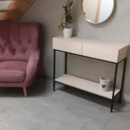 Konsola. Wykonana z olejowanej sklejki na ramie stalowej malowanej proszkowo. Prowadnice szuflad marki Blum.