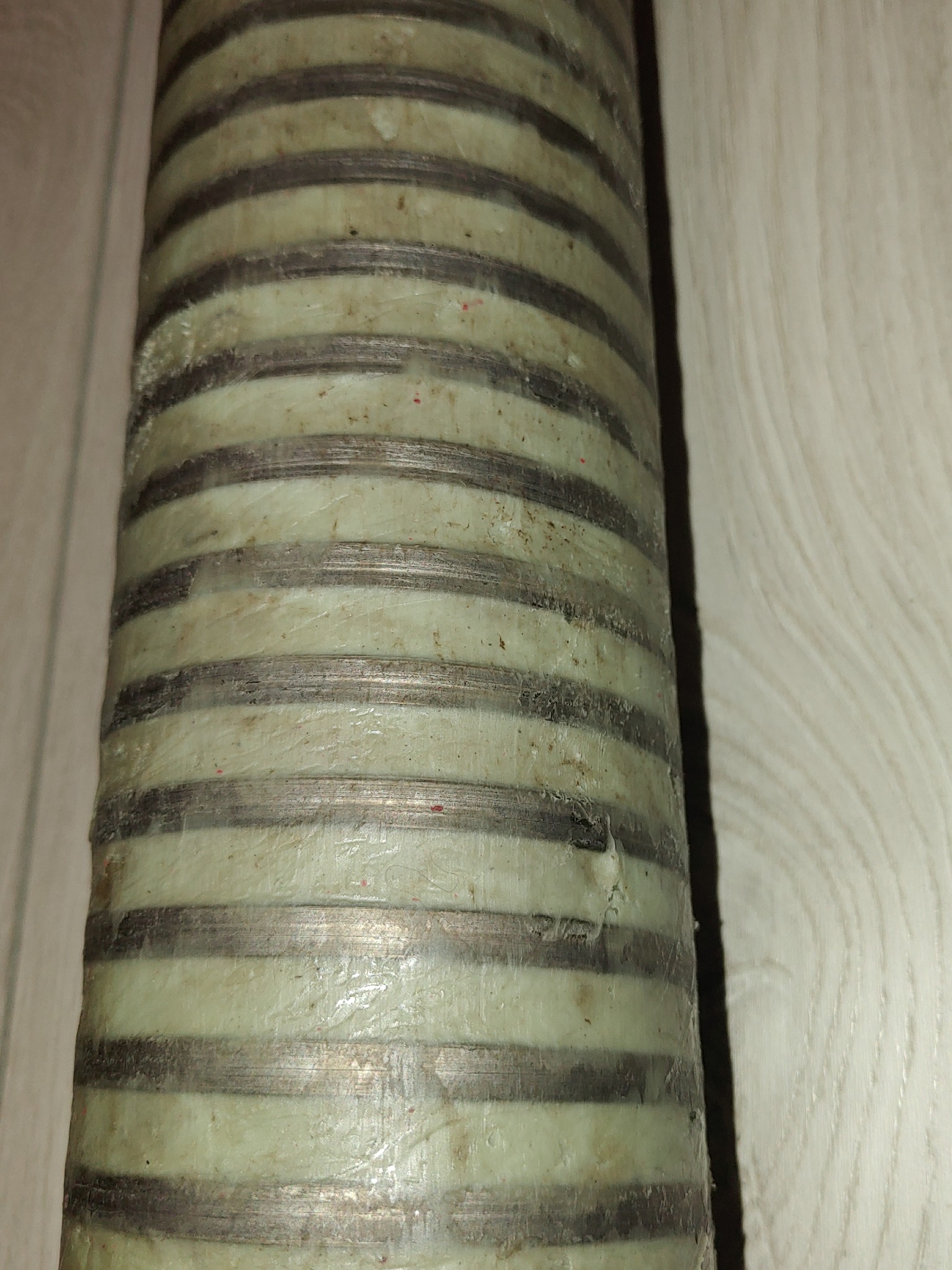 Zabezpieczanie antykorozyjną masą kotwy z gwintem trapezowym.