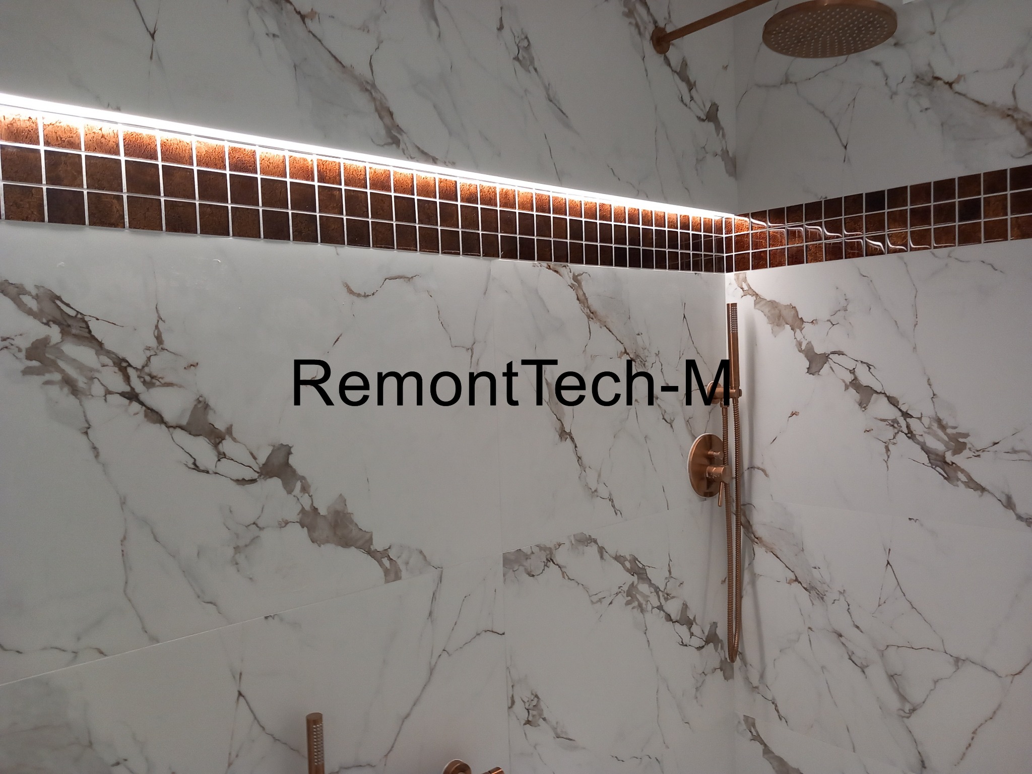 Wykończona łazienka w Płocku: Białe płytki imitujące marmur, mozaika z podświetleniem LED, złota armatura. Nowoczesny design.