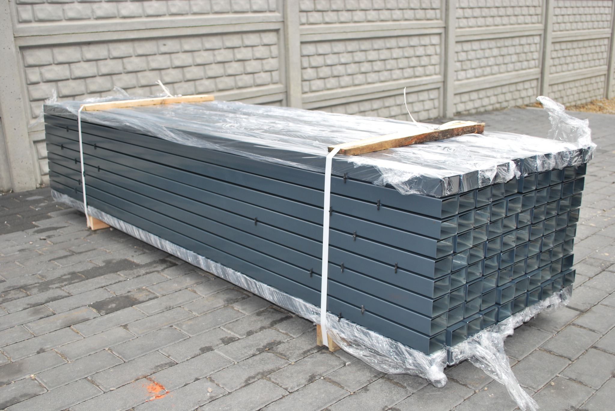 Słupy 60x40, RAL 7016