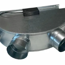 Metalowa skrzynka rozdzielcza z trzema otworami na rury wentylacyjne, czarna skrzynka sterująca na g&oacute;rze, widoczna listwa montażowa.