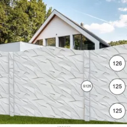 Nowoczesne, białe ogrodzenie z betonu architektonicznego o trójwymiarowej, geometrycznej fakturze, na tle minimalistycznego domu z dużymi oknami i zieleni.