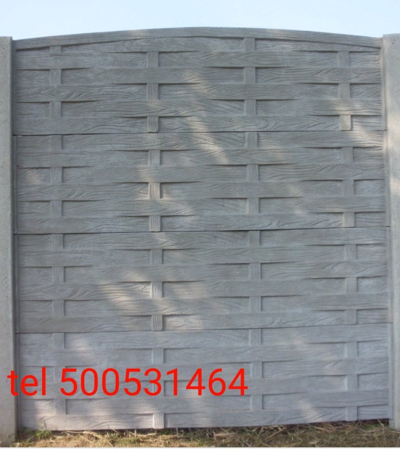 Szary betonowy płot z wzorem plecionki, widoczny numer telefonu na dole zdjęcia.