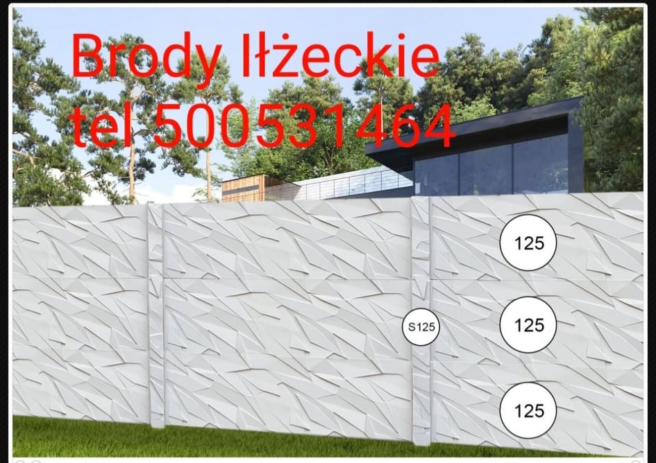 Nowoczesne, białe ogrodzenie z betonu architektonicznego o geometrycznym wzorze, z widocznym fragmentem budynku w tle i napisem reklamowym na górze zdjęcia.