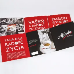 Rozłożony katalog reklamowy Alfredo Espresso z hasłami w różnych językach i zdjęciami kawy.