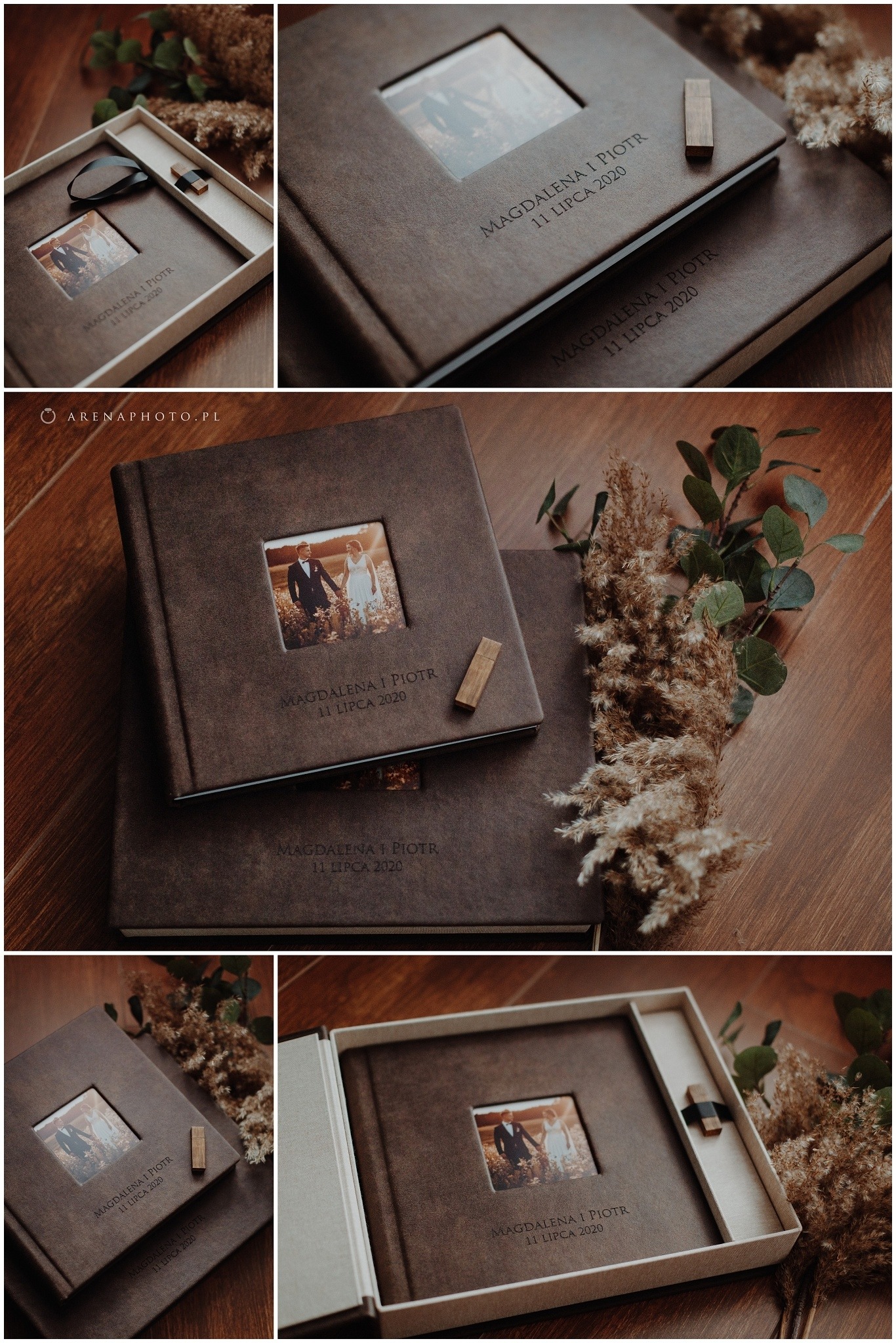 Album ślubny w brązowej, skórzanej oprawie z okienkiem na zdjęcie pary młodej, leżący obok pudełka z pendrivem i suszonymi roślinami na drewnianym tle.