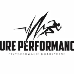 Logo 'Pure Performance' z sylwetką biegacza i elementami graficznymi, podkreślające przygotowanie motoryczne. Minimalistyczny design w czerni na białym tle.