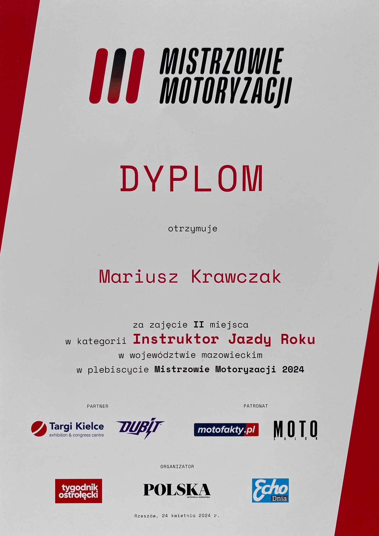 Dyplom dla Mariusza Krawczaka za zajęcie II miejsca w kategorii Instruktor Jazdy Roku w plebiscycie Mistrzowie Motoryzacji 2024, z logo partnerów i organizatorów.