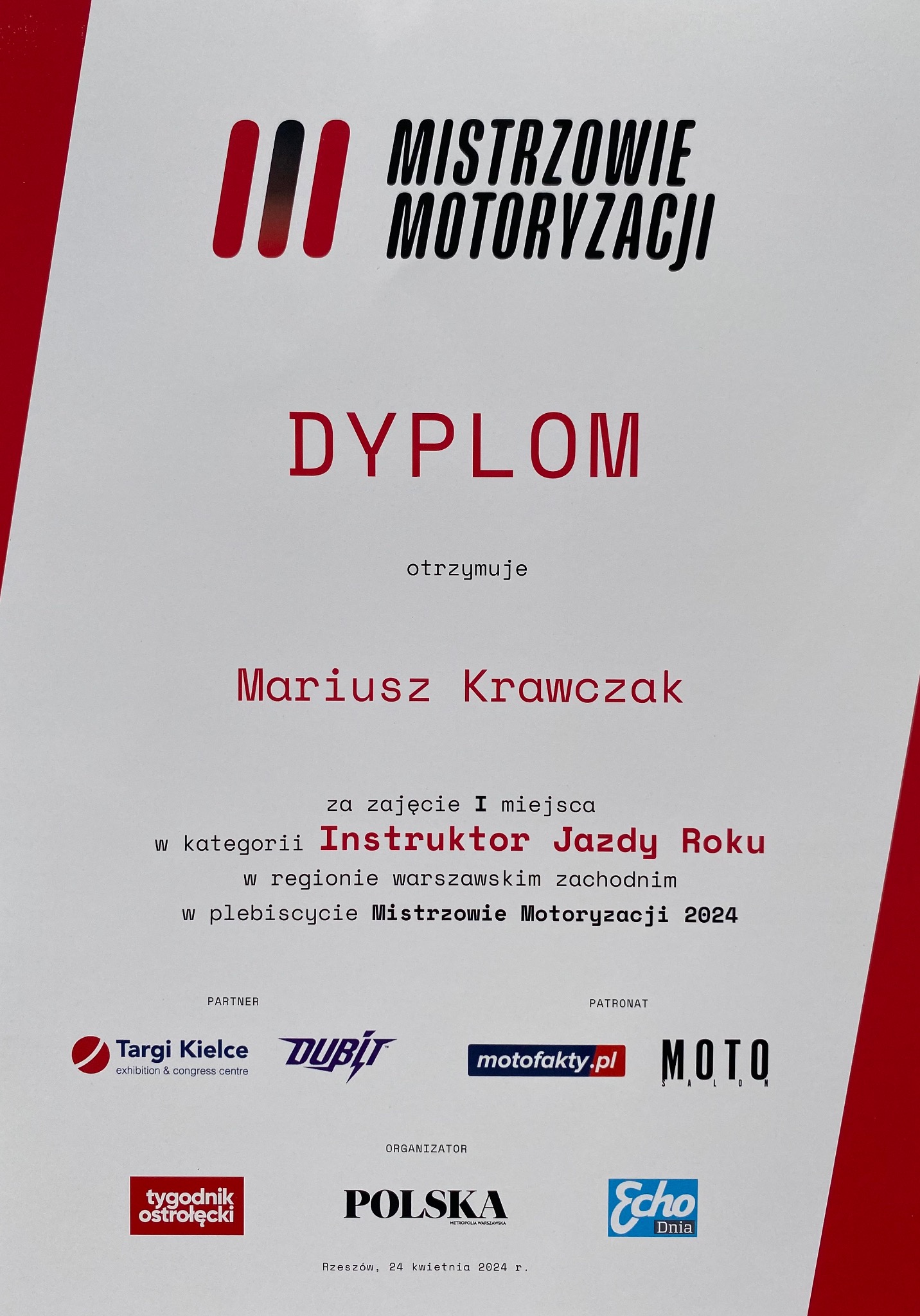 Dyplom dla Mariusza Krawczaka za zajęcie I miejsca w kategorii Instruktor Jazdy Roku w plebiscycie Mistrzowie Motoryzacji 2024, z logotypami partnerów i patronów.