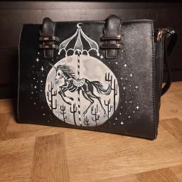Barbara Kozak - Czarna torebka z ręcznie malowanym motywem karuzeli z szkieletem jednorożca na tle księżyca i kaktusów.