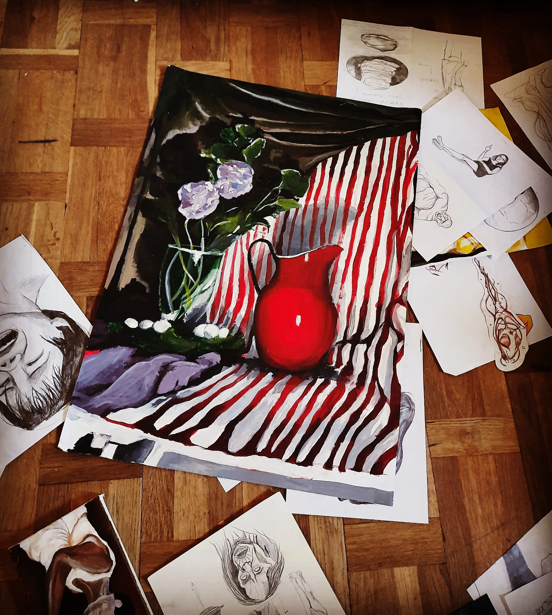 Martwa natura z czerwonym dzbankiem, kwiatami w szklanym wazonie i tłem w biało-czerwone pasy, otoczona szkicami postaci na drewnianej podłodze.