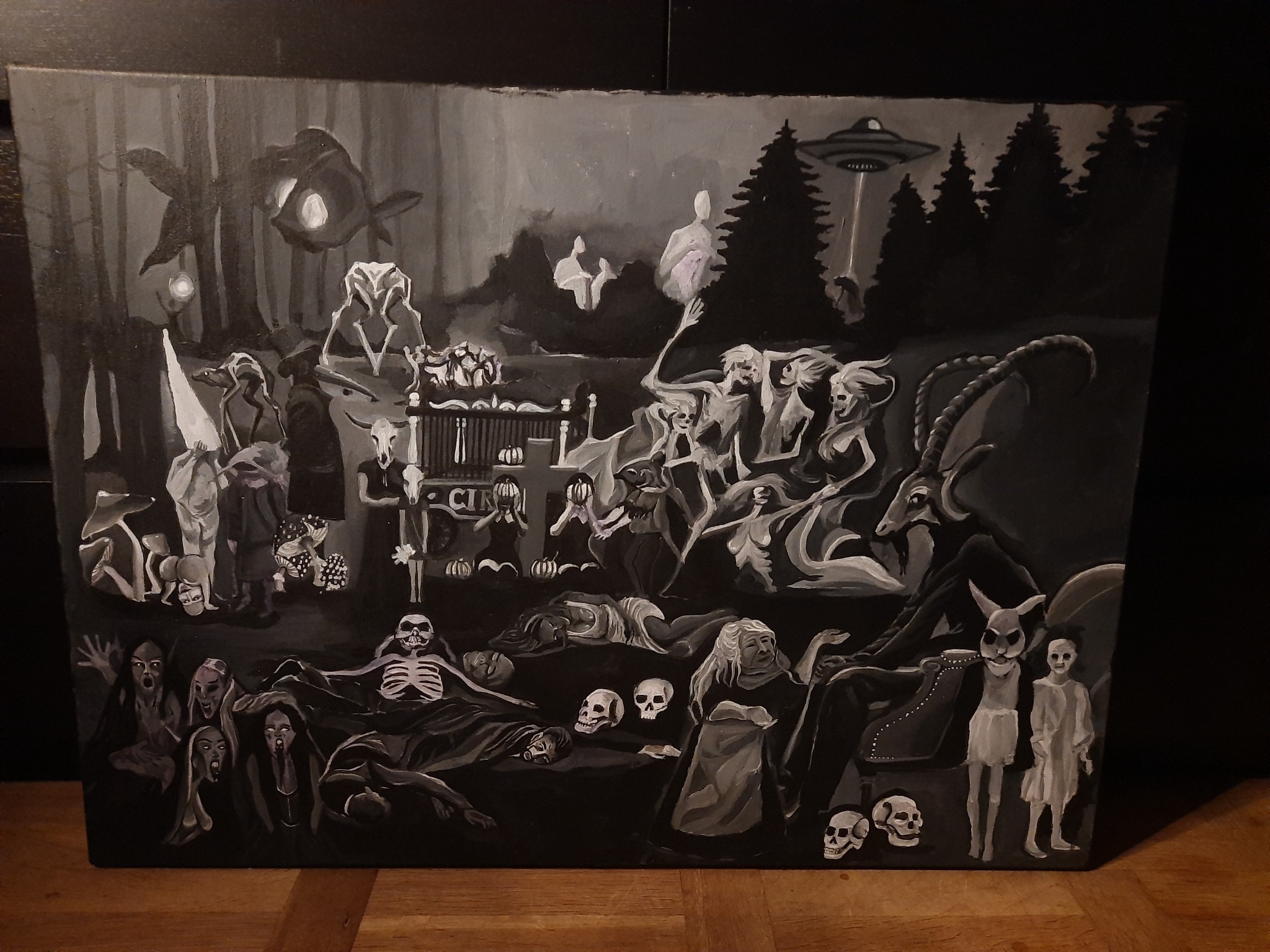 Mroczna, monochromatyczna akrylowa wizja lasu z elementami horroru, w tym duchami, szkieletami, czaszkami, latającym spodkiem i postacią z głową kozła siedzącą na tronie.