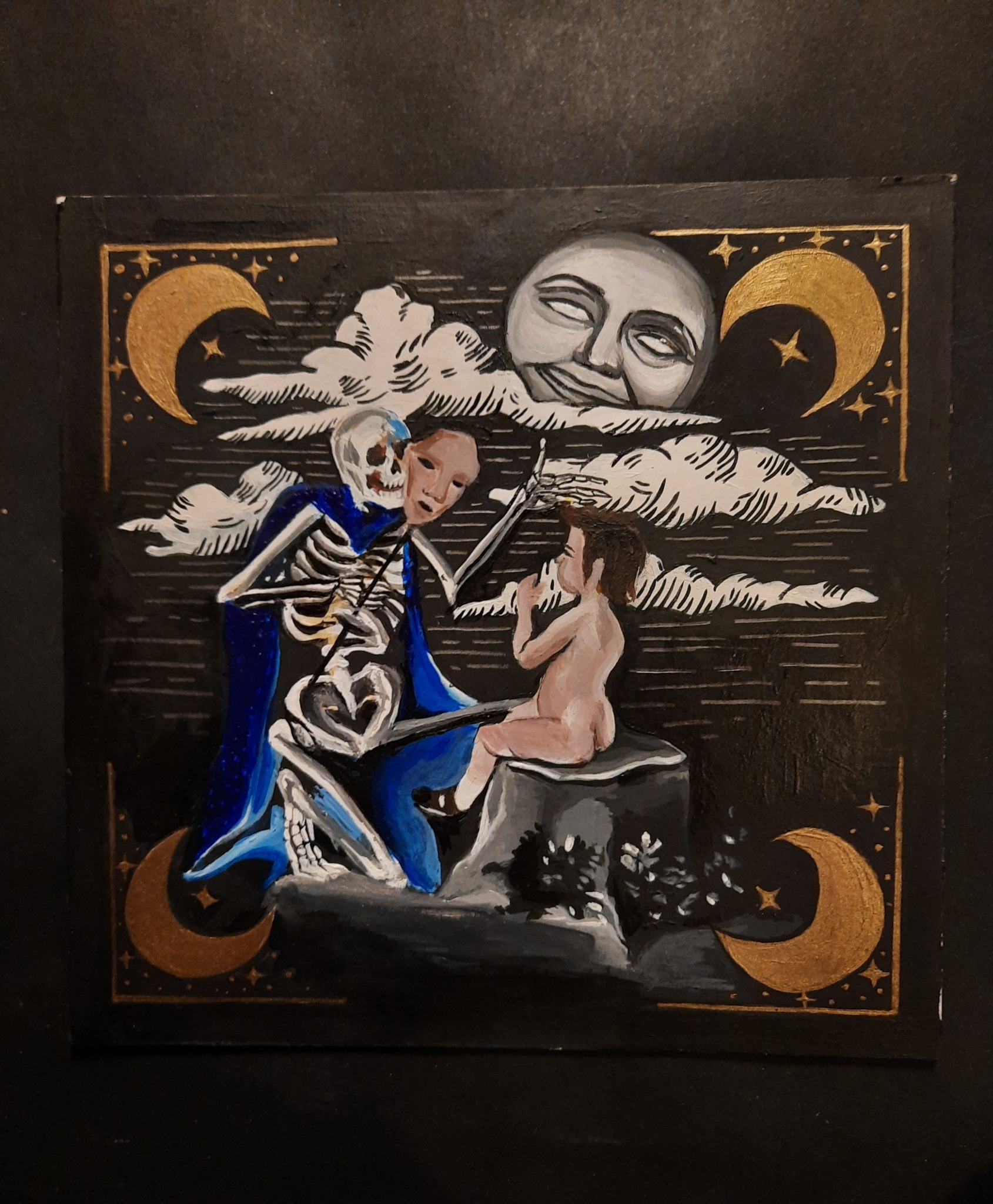 Mroczna, kwadratowa akrylowa kompozycja artystyczna przedstawiająca szkielet w niebieskiej szacie trzymającego maskę przed twarzą, obok siedzące dziecko, a w tle księżyc z ludzką twarzą i złote...