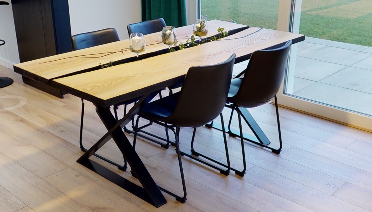 Stół jesionowy szczotkowany opalany ogniem z podstawą stalową