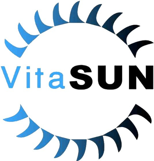 Logo VitaSUN z stylizowanym słońcem w odcieniach niebieskiego i czarnego, otaczającym nazwę firmy.