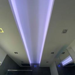Sufit wykonany z płyt GK metodą tradycyjną z dodatkowym oświetleniem typu półka  na LED