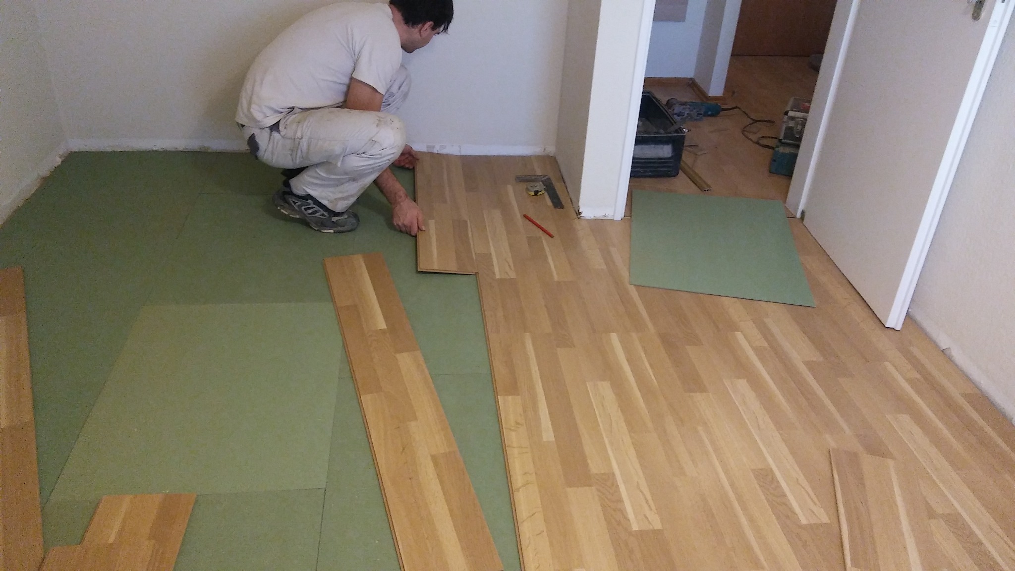 Układanie paneli wewnętrznych z podkładem odpowiednim dla obiektu