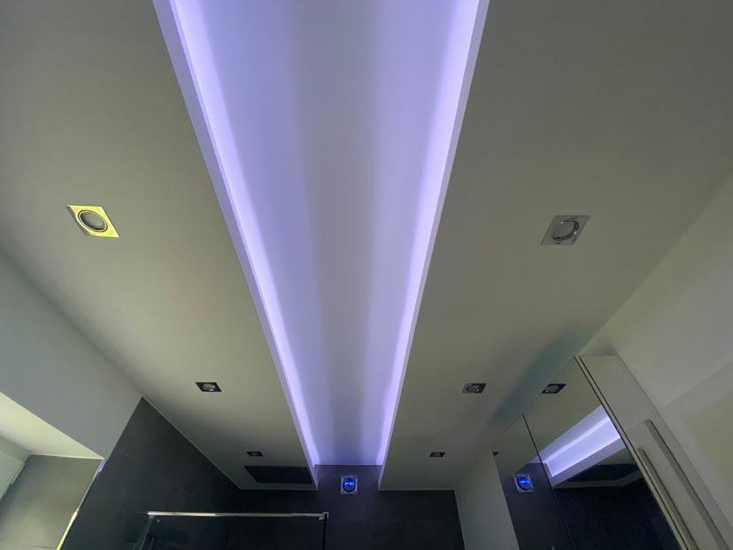 Sufit wykonany z płyt GK metodą tradycyjną z dodatkowym oświetleniem typu półka na LED