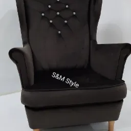 Fotel uszak z przeszyciami w romb zdobiony kryształem