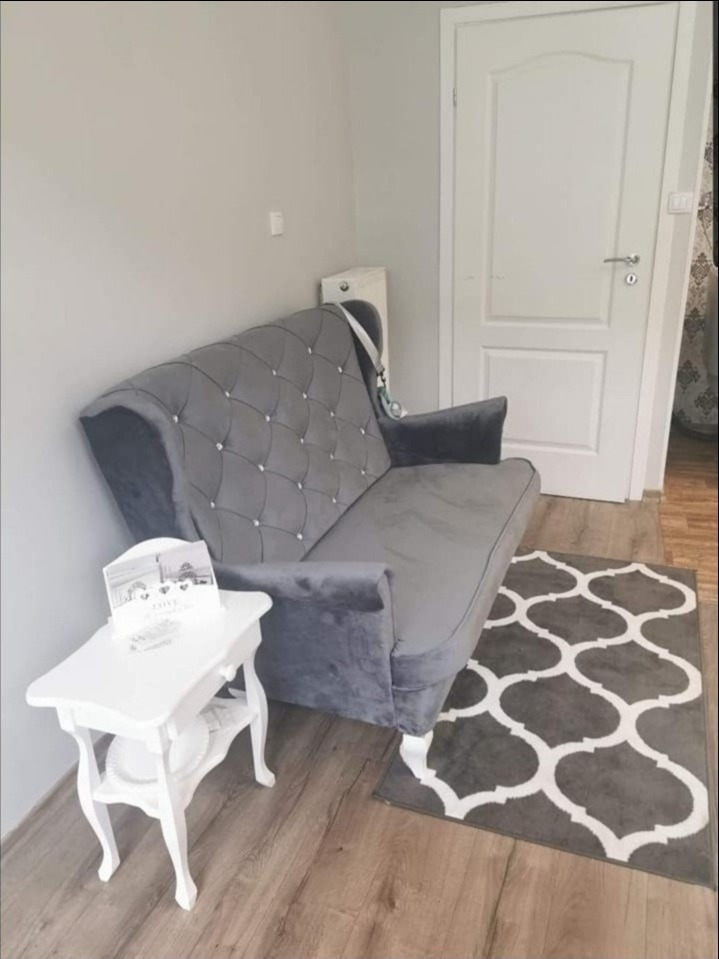 Sofa uszak 2 osobowa zdobiona kryształem