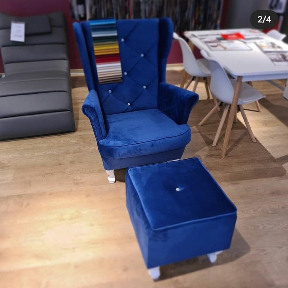 Fotel uszak + podnóżek Zestaw zdobiony kryształem na nóżkach ludwikowskich Przeszycia w karo