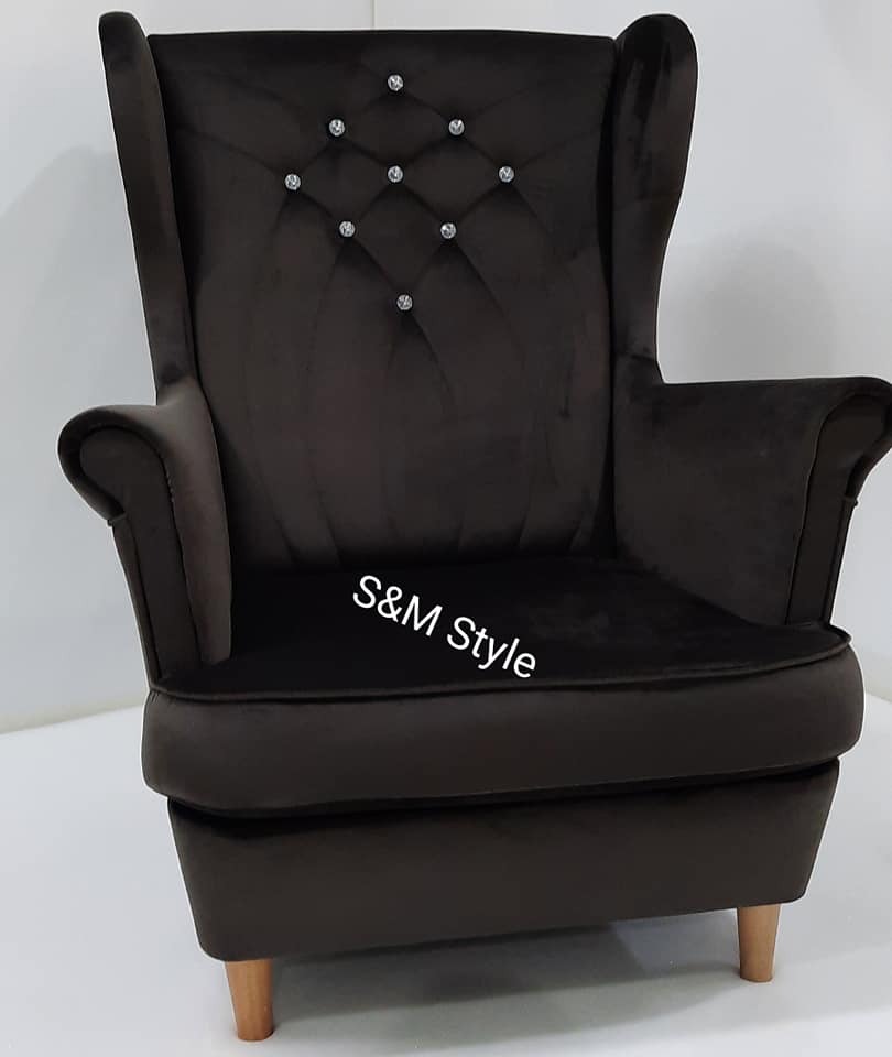 Fotel uszak z przeszyciami w romb zdobiony kryształem