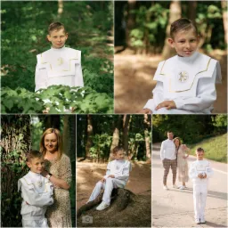 Chłopiec w białym stroju komunijnym z haftowanym symbolem IHS, pozujący w różnych sceneriach: w zieleni, siedząc na korzeniu drzewa, z mamą i rodzicami w tle.