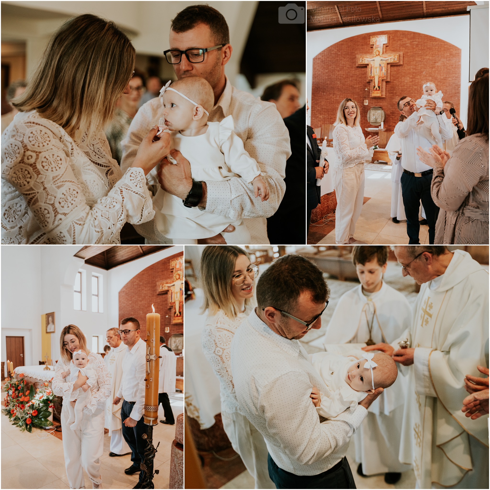 Rodzina z małym dzieckiem w białym ubranku podczas ceremonii w kościele, w tle ołtarz i ksiądz.