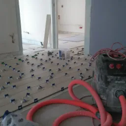 montaż kafli drewnopodobnych w apartamencie w gdańsku.