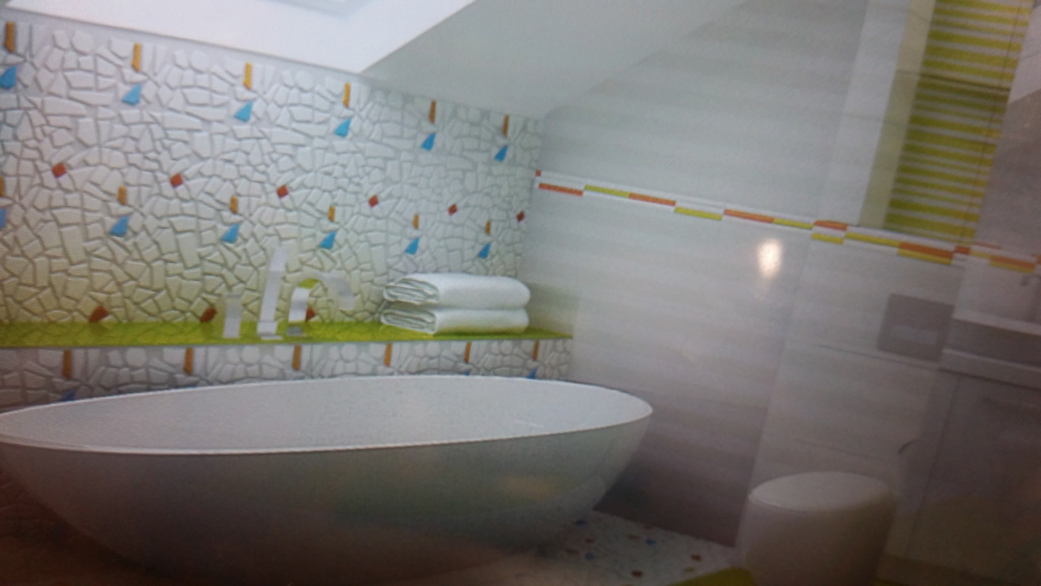 Nowoczesna łazienka z wolnostojącą wanną, mozaikową ścianą z kolorowymi akcentami, półką z ręcznikami i białym stołkiem.