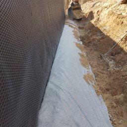 Michał Makowski - Ochrona fundamentów: folia kubełkowa, geowłóknina i wykop z koparką. Etap prac ziemnych przy izolacji pionowej fundamentów.