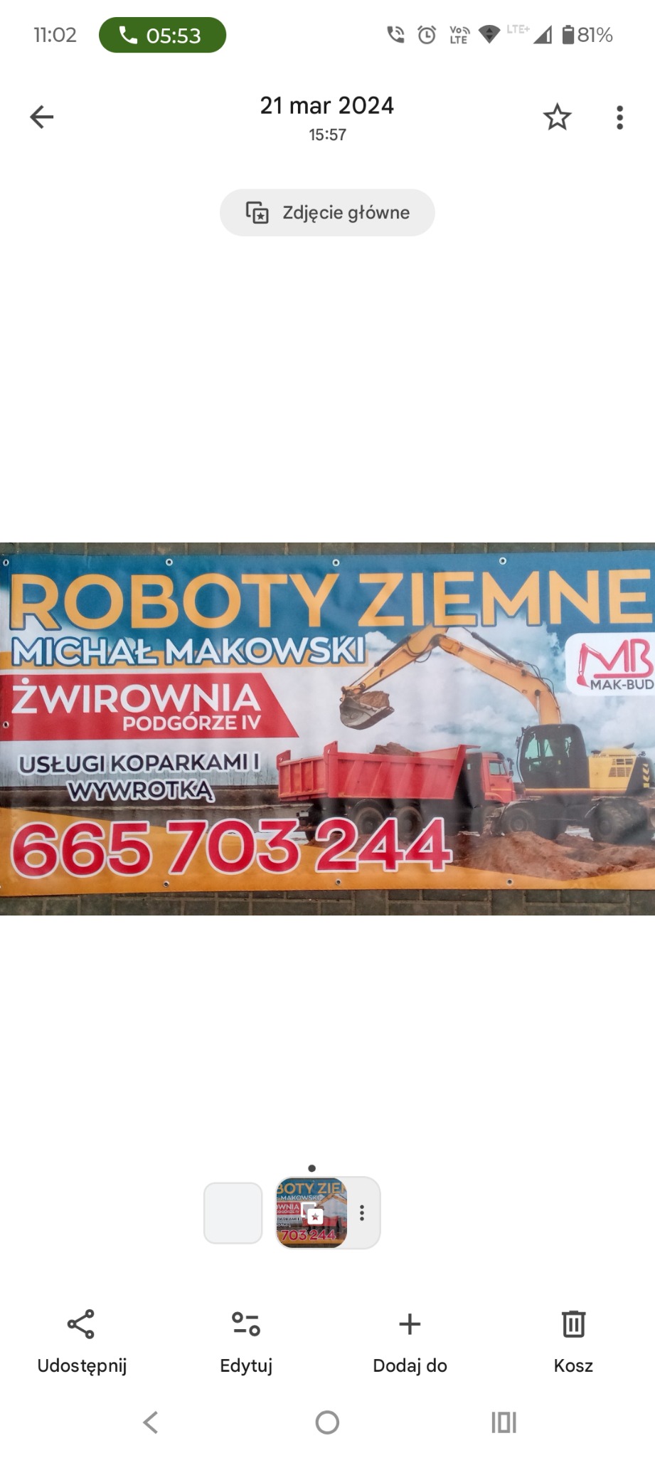 Baner reklamowy usług ziemnych: koparka ładuje urobek na wywrotkę. Widoczne dane kontaktowe i logo firmy. Kolorystyka: żółto-czerwono-niebieska.